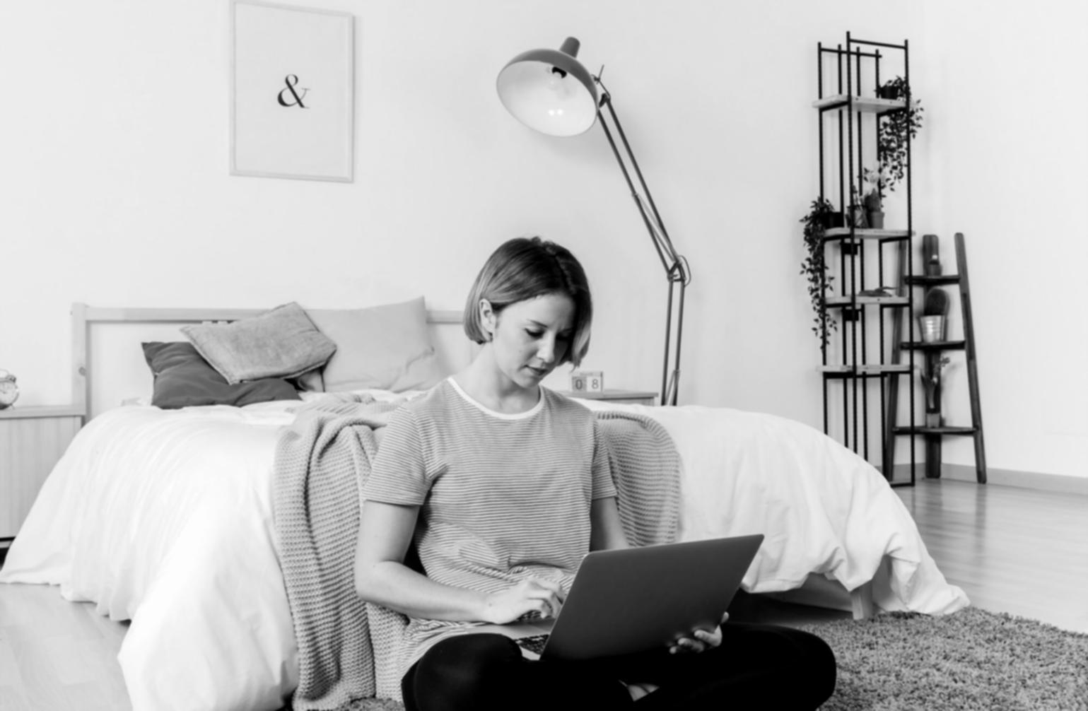 Ambiente di apprendimento collaborativo con persone che condividono esperienze